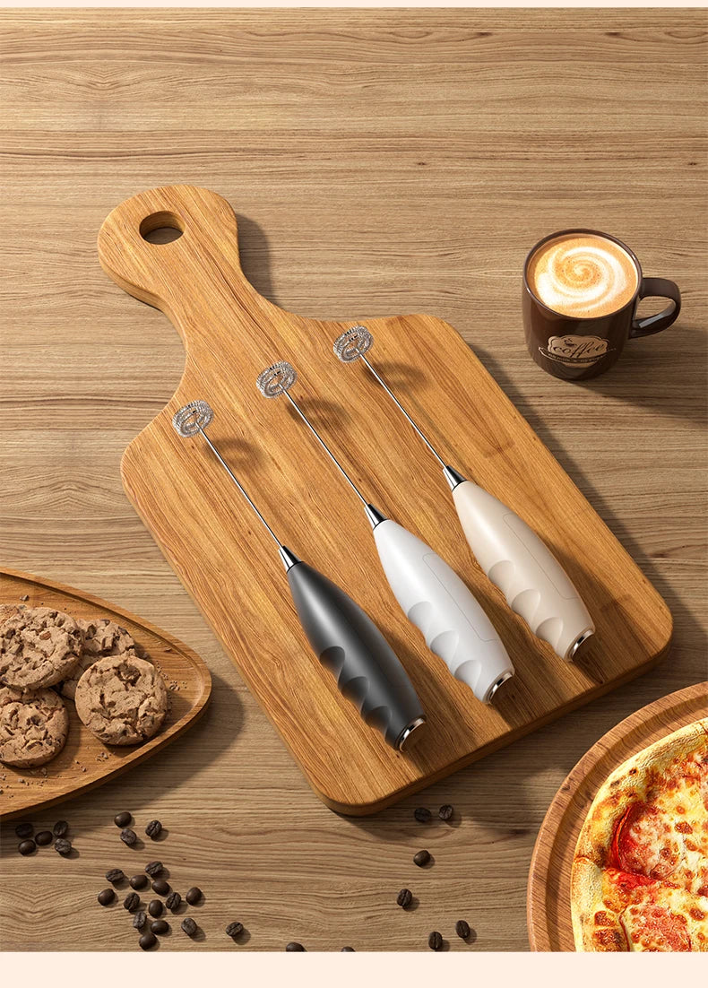 Mini batedor de leite portátil, ideal para café com leite, cappuccino, frappé, matcha, chocolate quente e outras bebidas.