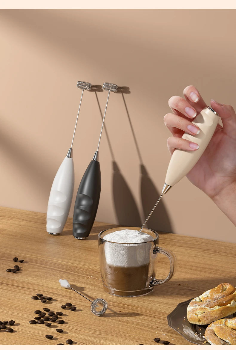 Mini batedor de leite portátil, ideal para café com leite, cappuccino, frappé, matcha, chocolate quente e outras bebidas.