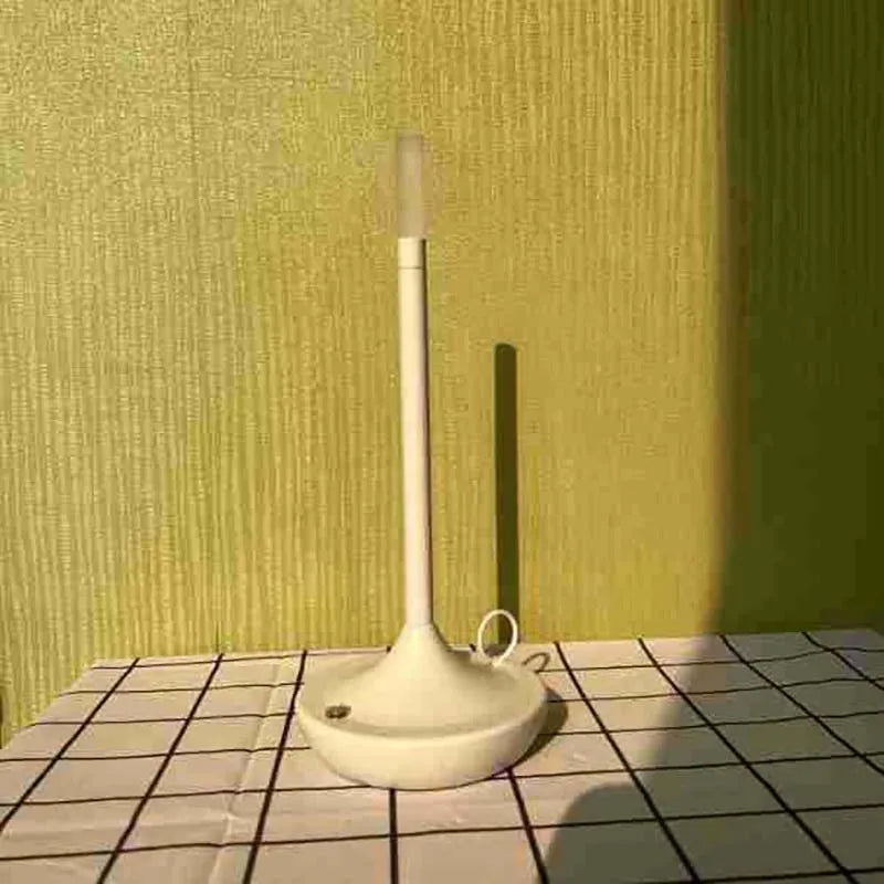 Candeeiro de mesa decorativo de luxo com estilo acolhedor para quarto, carregamento sem fios USB, luz quente e perfeito para iluminação noturna.